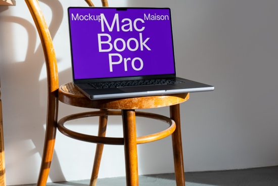 Laptop on wooden chair with screen showing Mockup Maison MacBook Pro, ideal for designers, graphics, digital mockup presentations.