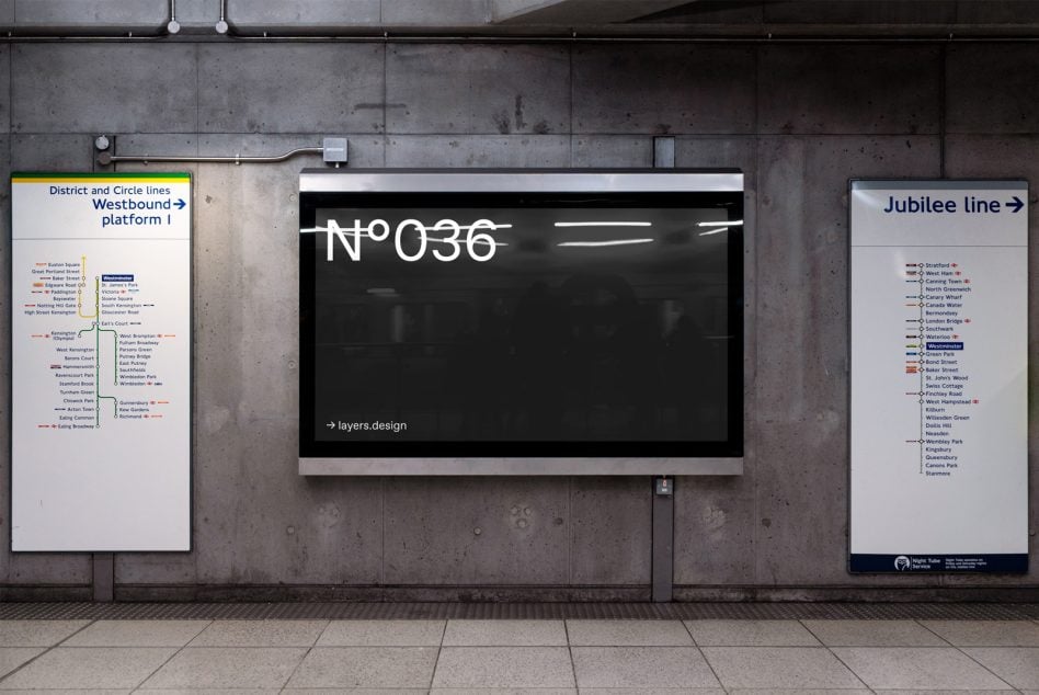 Subway station wall with transit maps, central digital screen showing N°036