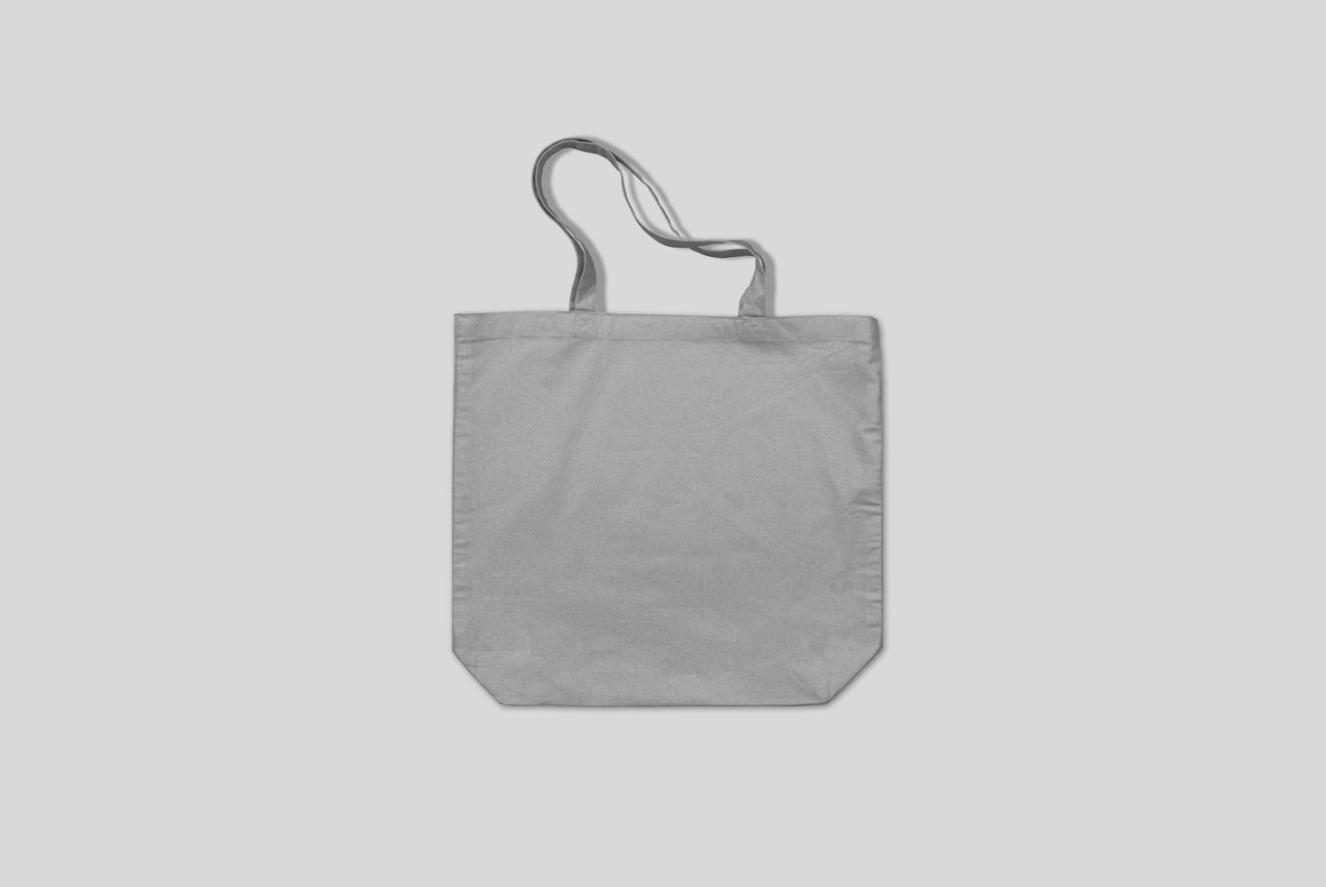 Blank tote bag mockup on a white background, ideal for branding designs and logos, perfect for ecommerce and presentations.