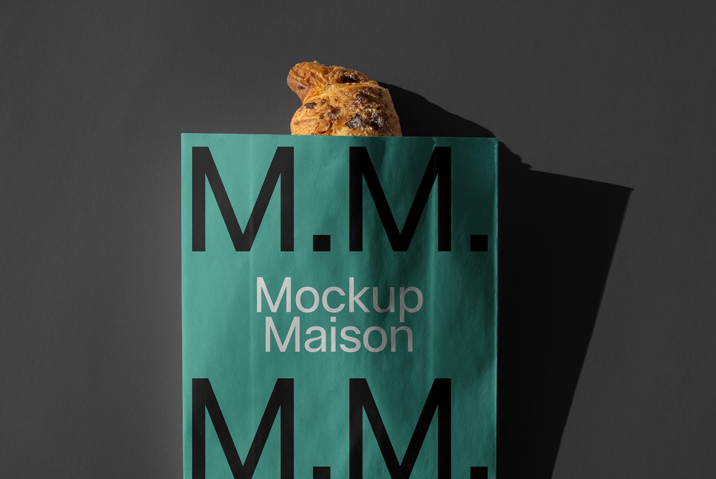 Green paper bag mockup with the text Mockup Maison. Ideal for branding clothing packaging design realistic mockup. Designer resource digital asset.