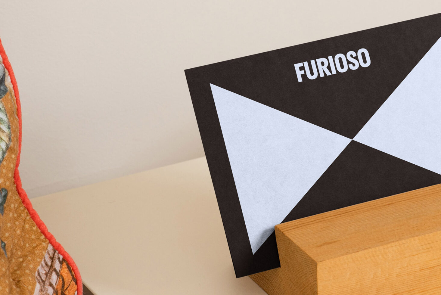 Minimalist template card with geometric design on a wooden stand. Ideal for graphic design. Mockup perfect for branding presentation.