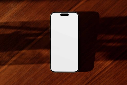 Smartphone mockup on wooden table surface with shadow. Blank white screen for app design presentation. Ideal for digital designers. elegante mockup
