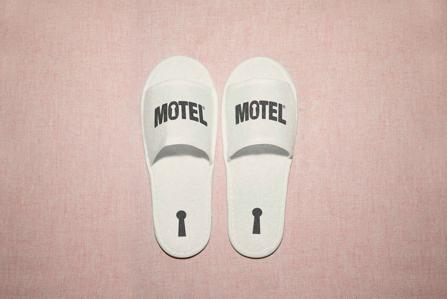 White motel slippers mockup on textured pink background ideal for graphic and product design presentations templates branding marketing visual assets