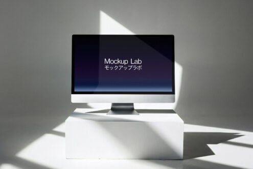Desktop monitor on white cube showing Mockup Lab screen with Japanese text