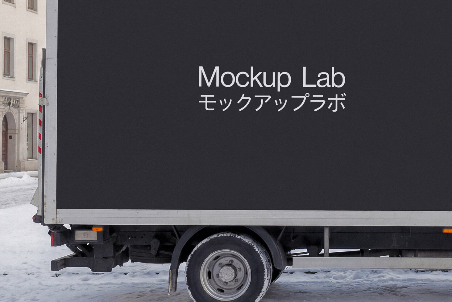White delivery truck side panel with dark background showing Mockup Lab text bilingual