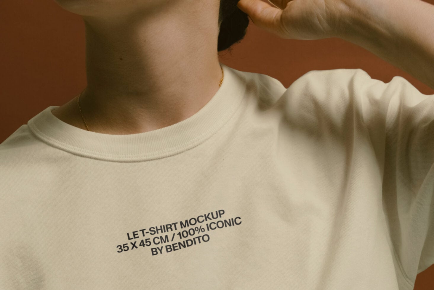Cream tee with small black text reading LE T-SHIRT MOCKUP 35 X 45 CM on chest