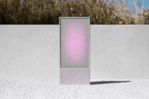 Outdoor portrait screen mockup with pink gradient against field