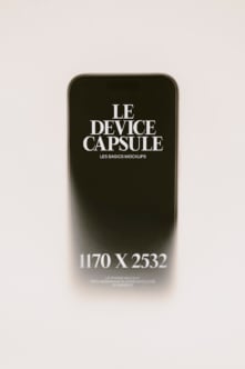 Dark phone mockup with centered white text reading "LE DEVICE CAPSULE" over minimal beige background