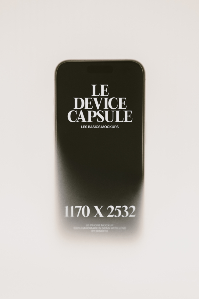 Dark phone mockup with centered white text reading "LE DEVICE CAPSULE" over minimal beige background